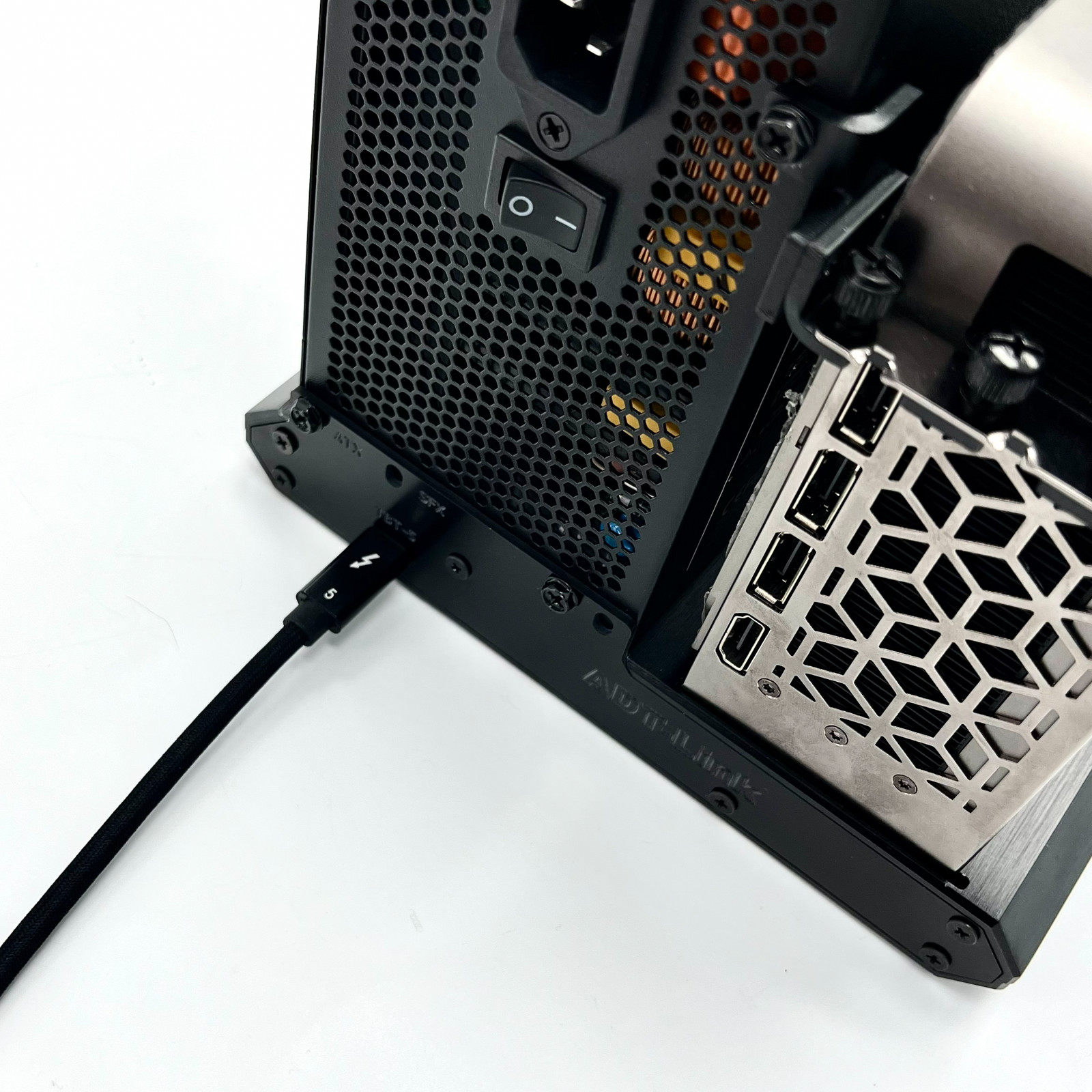 محطة إرساء خارجية للبطاقة الرس - مراجعة Thunderbolt 4 External Gpu Enclosure وسعره